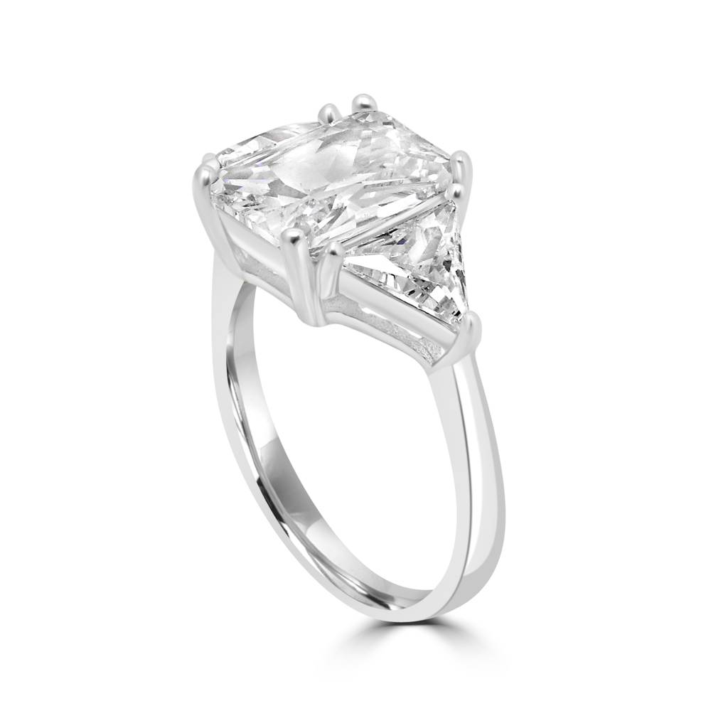 Elegant 925 Sterling Silver Statement Ring With Brilliant Zircon Stones For A Stunning Appeal : LR1207