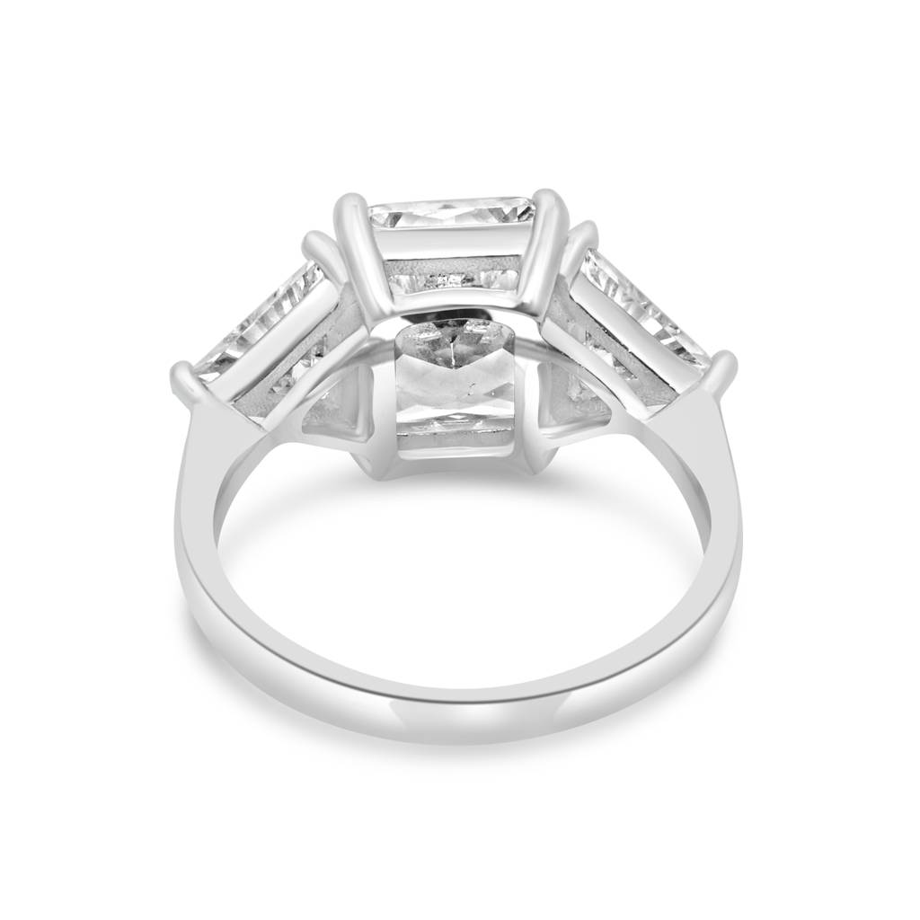 Elegant 925 Sterling Silver Statement Ring With Brilliant Zircon Stones For A Stunning Appeal : LR1207