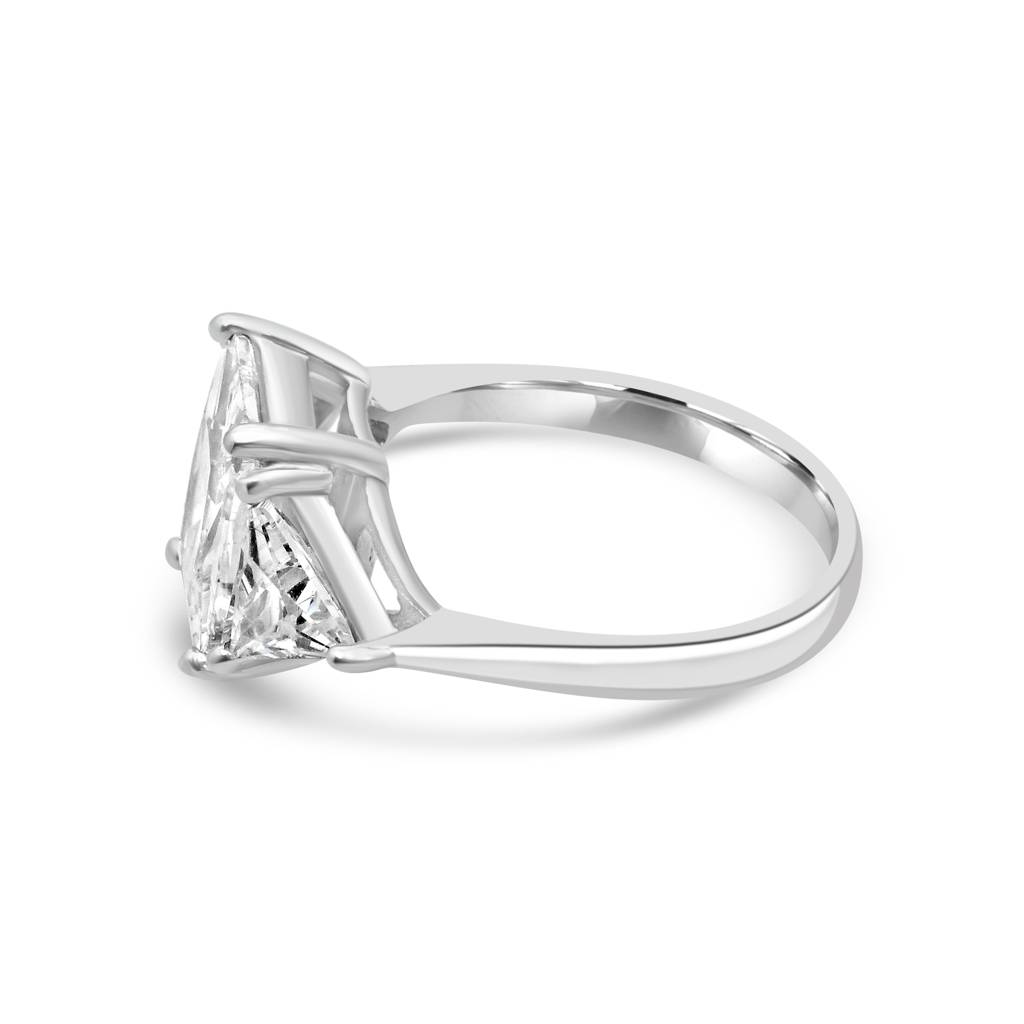 Elegant 925 Sterling Silver Statement Ring With Brilliant Zircon Stones For A Stunning Appeal : LR1207