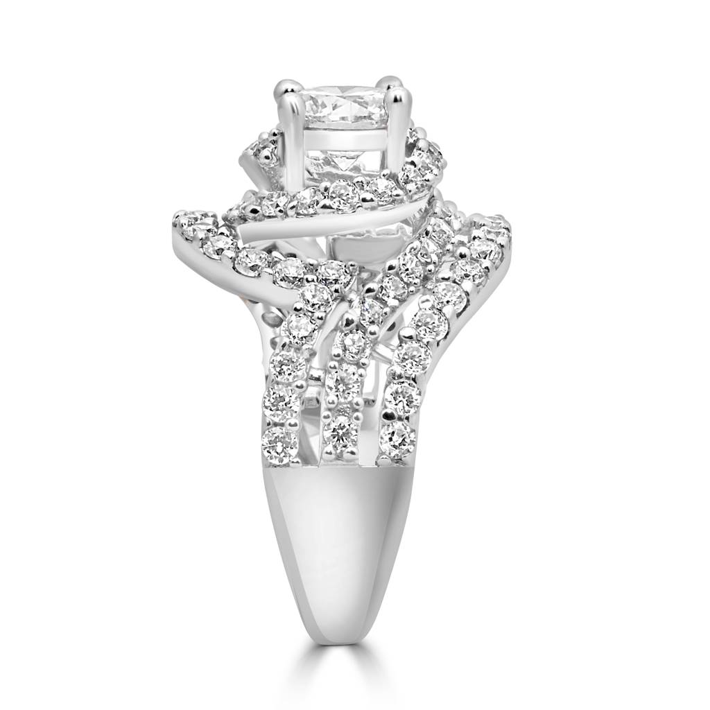 Sophisticated 925 Sterling Silver Ring Featuring Sparkling Zircon Stones For A Stunning Look : LR1218