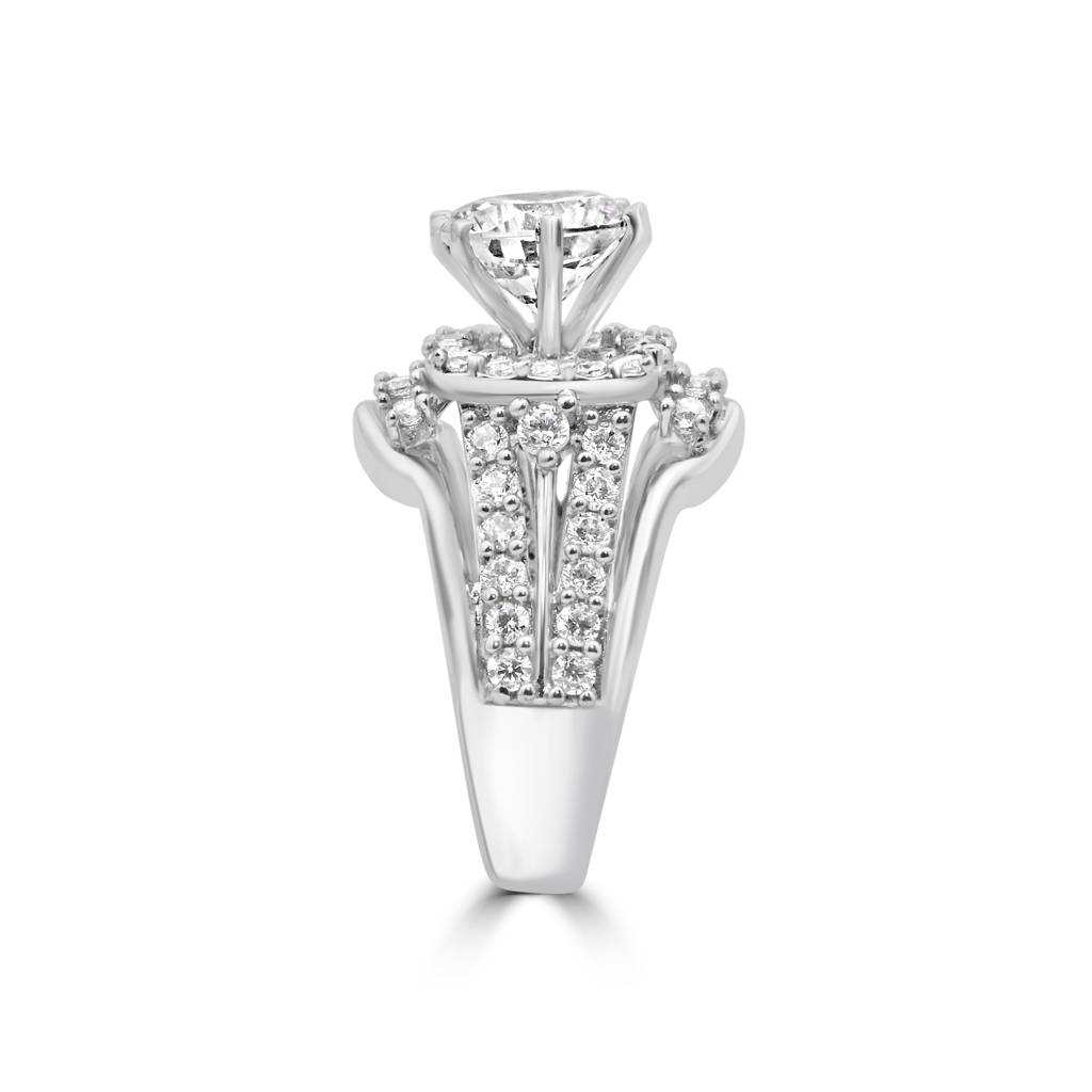 Chic And Bold 925 Sterling Silver Ring With Dazzling Zircon Stones For A Fashion-Forward Statement : LR1220