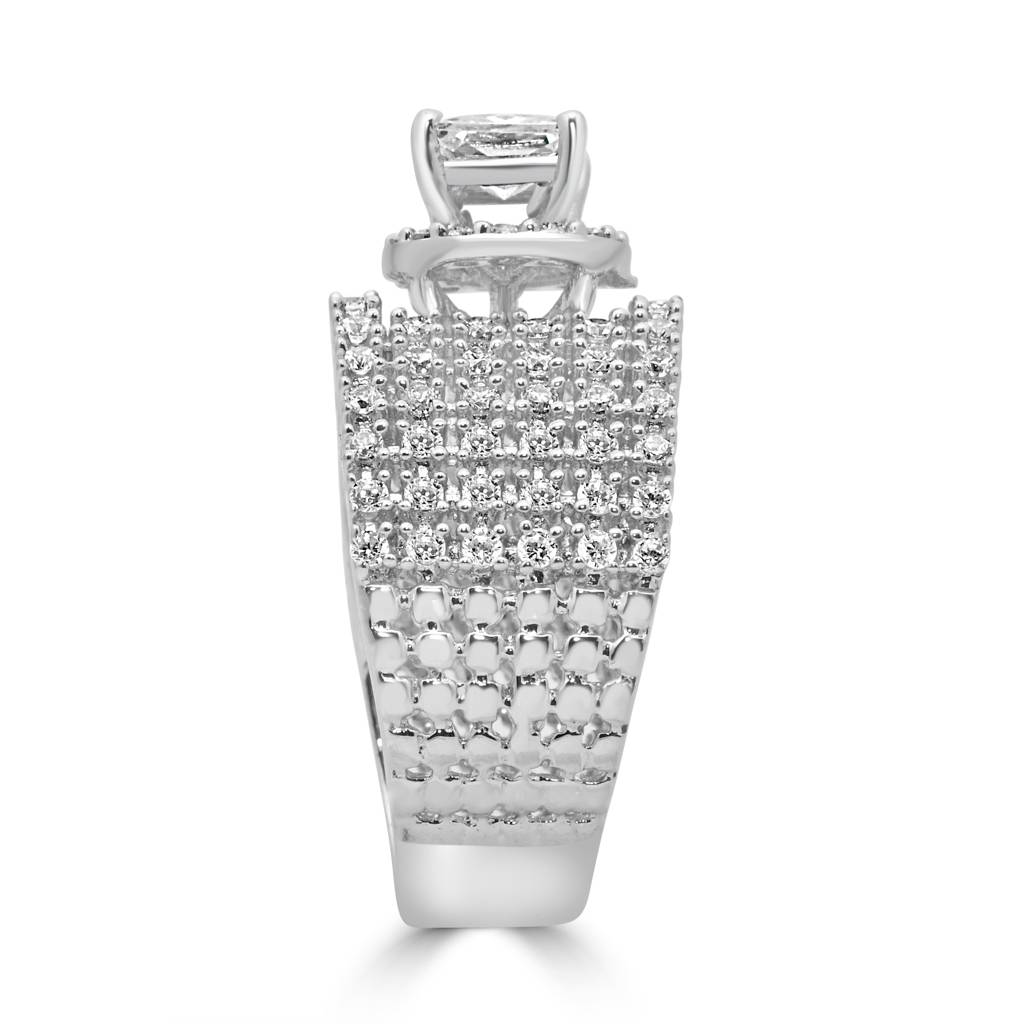 Luxe 925 Sterling Silver Ring With Stunning Zircon Stones For A Bold, Eye-Catching Appeal : LR1226