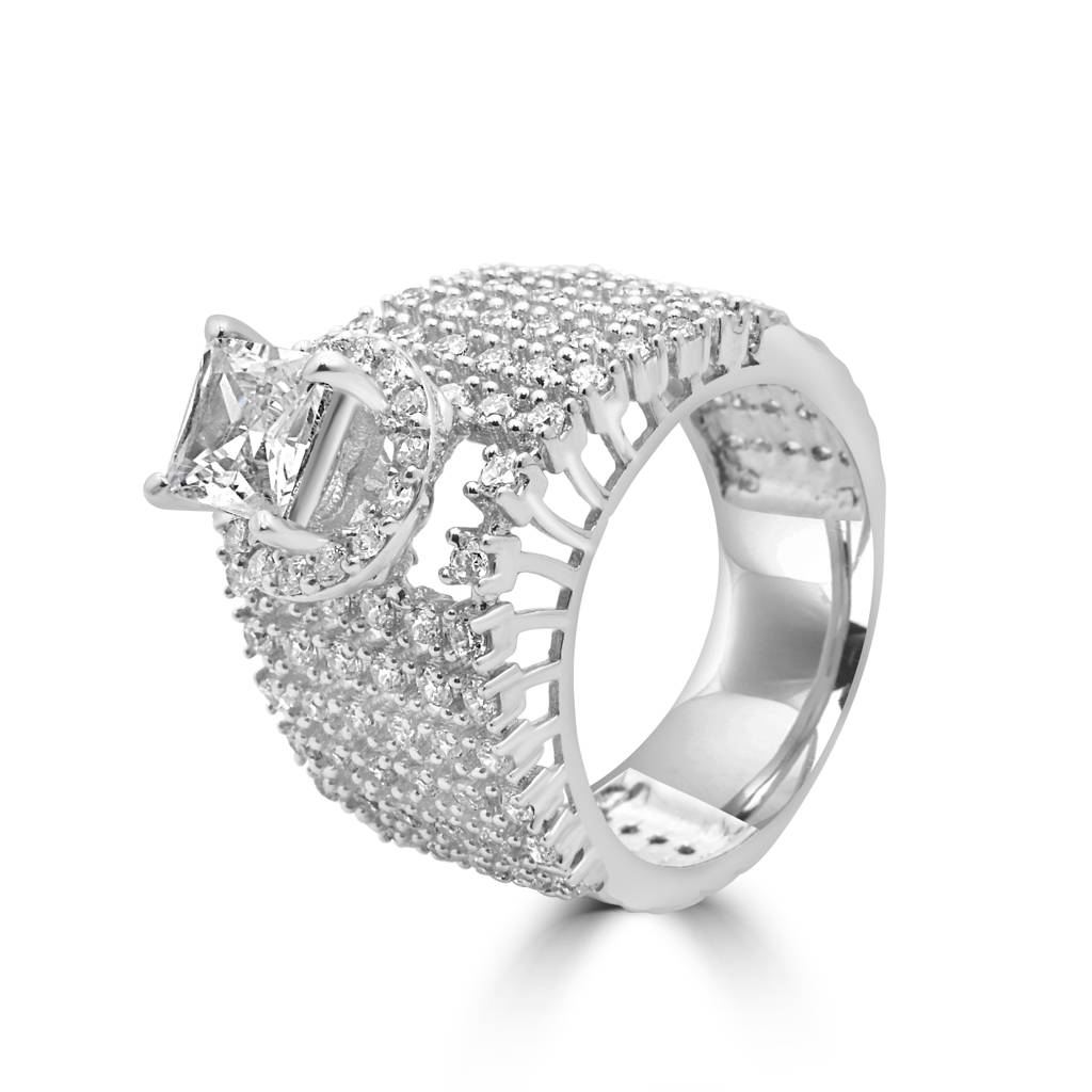Luxe 925 Sterling Silver Ring With Stunning Zircon Stones For A Bold, Eye-Catching Appeal : LR1226