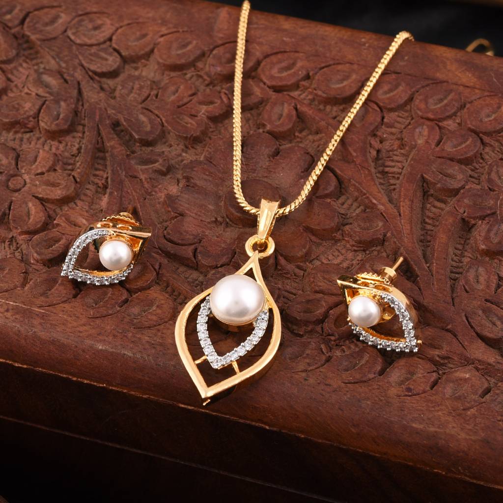 Gold Plated Pearl Pendant Set With Chain And Earrings : SSPENGJPCZ02