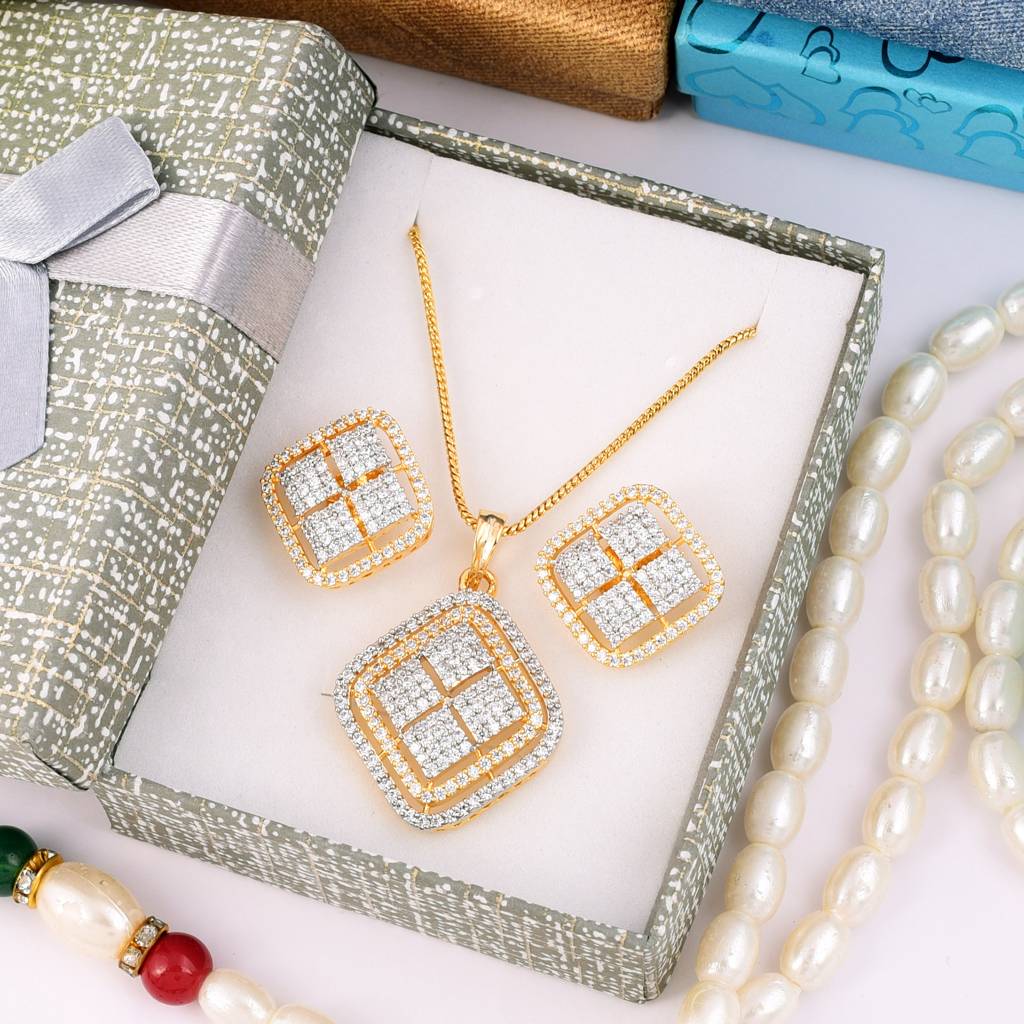 Eternal Aura Zircon Pendant Set With Chain : PJPENGJCZ23