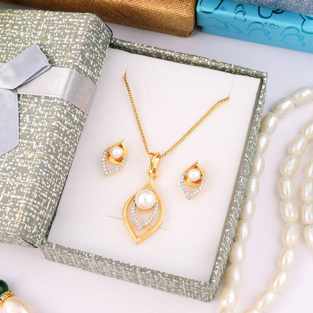 Gold Plated Pearl Pendant Set With Chain And Earrings : SSPENGJPCZ02