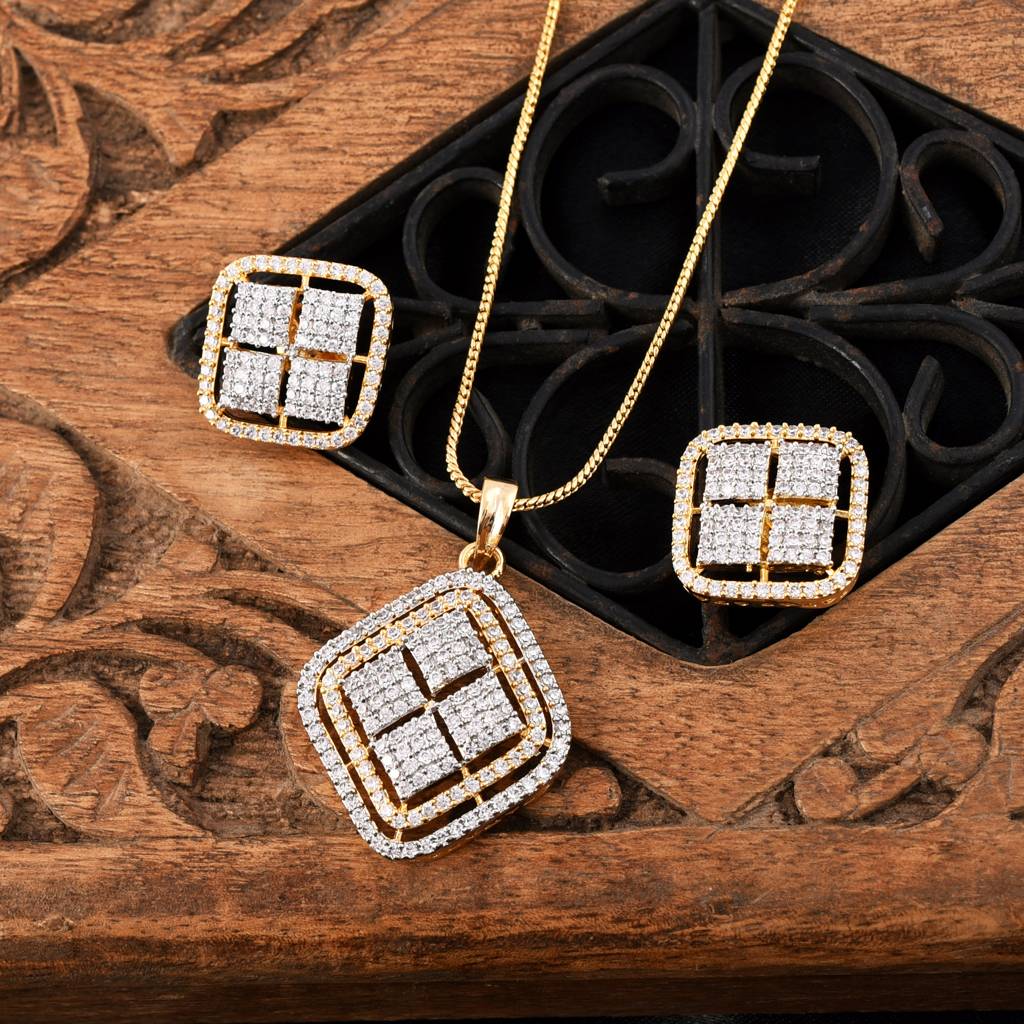 Eternal Aura Zircon Pendant Set With Chain : PJPENGJCZ23