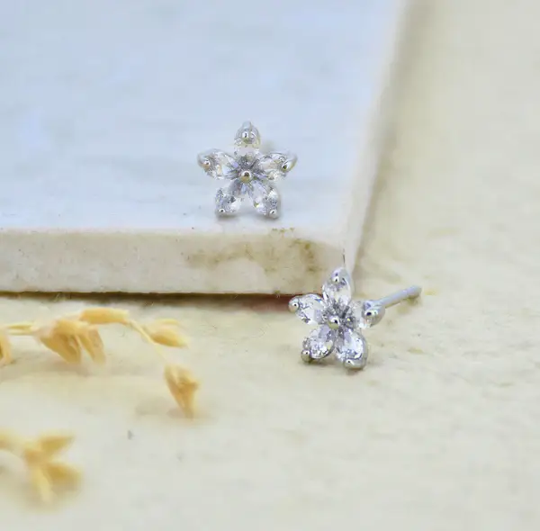 Delicate Daisy Studs : E392