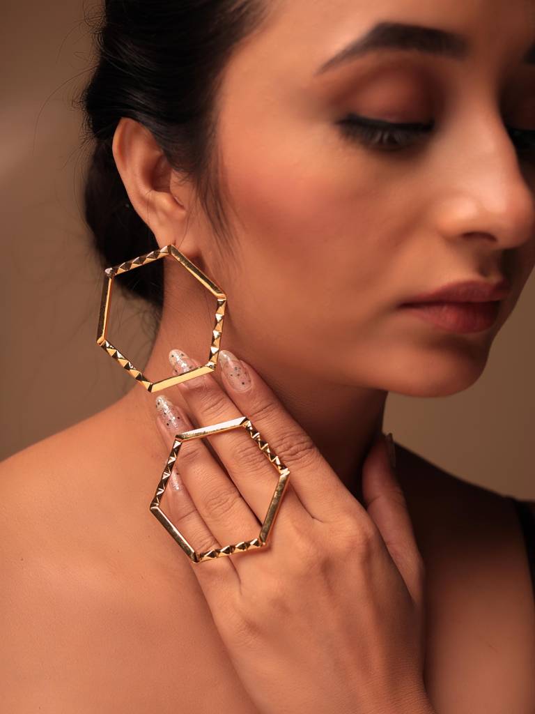 Hexagon Desire Earrings : MOK-E-437