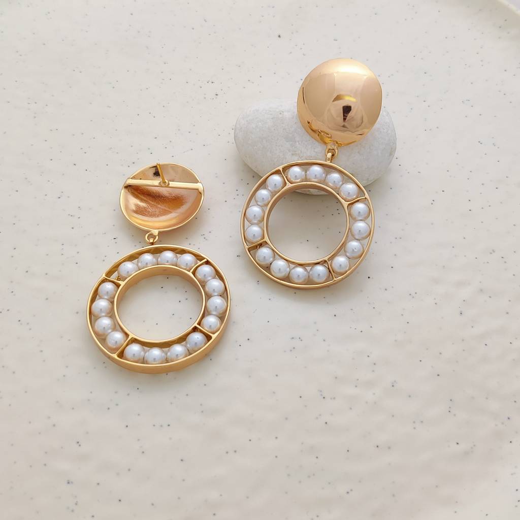 Circular Serenity Shell Pearl Earrings : E-82