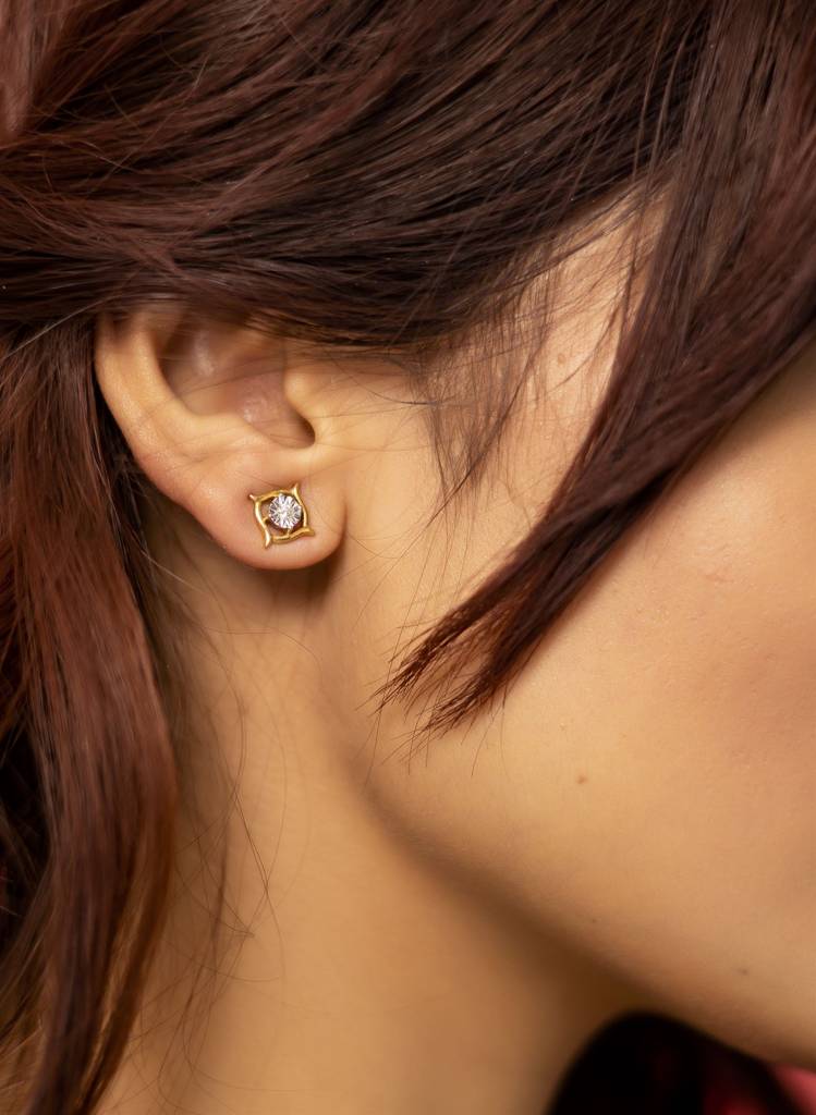 KuberBox 18K Yellow Gold Solitaire Illusion Earrings