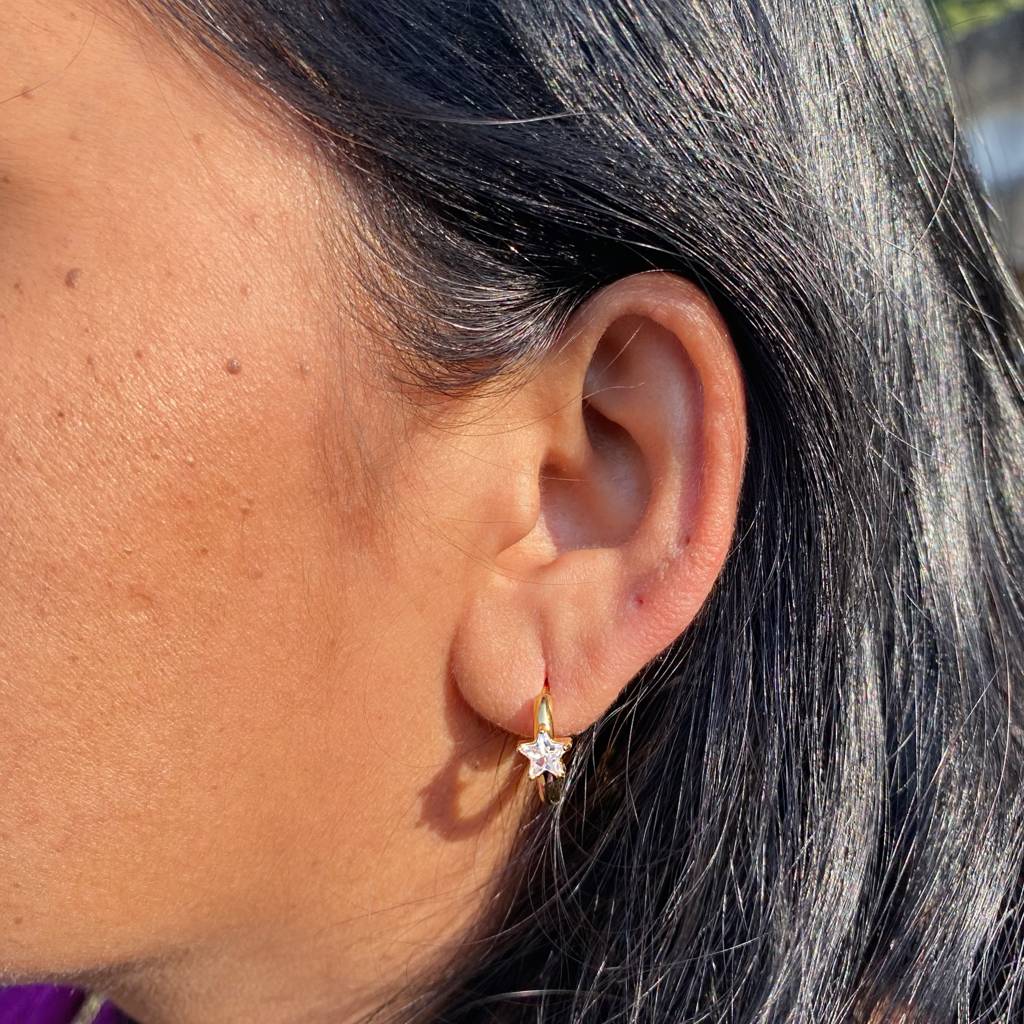 18Kt Gold Plated Demi Fine White Zircon Star Shaped Piercing Huggie Earrings, Alis : INALIS