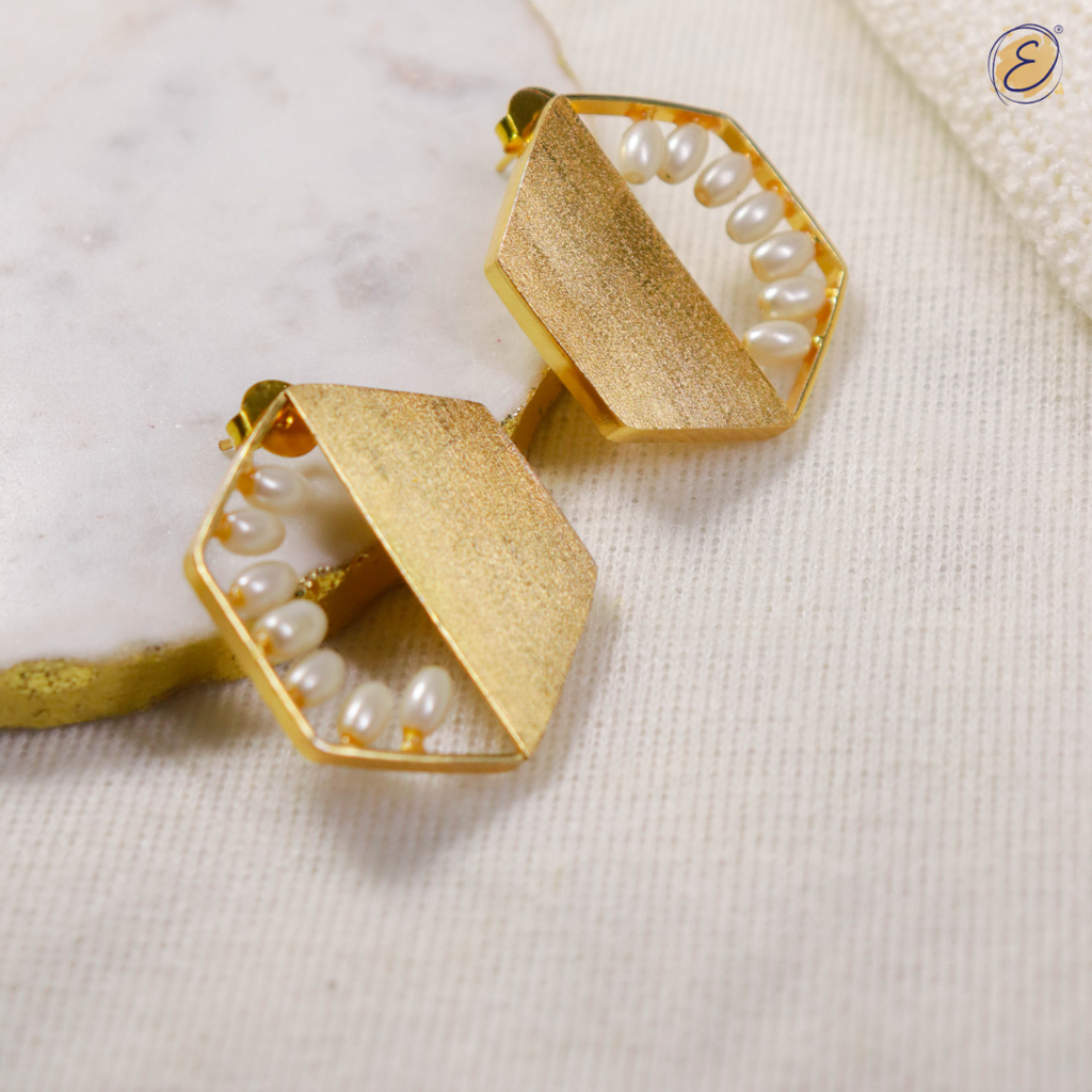 Hexad studs gold