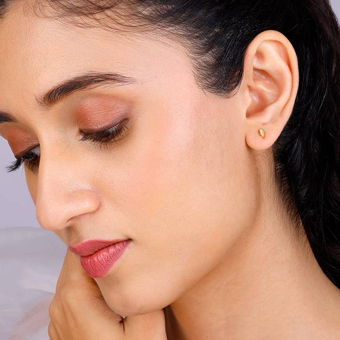 Golden Alluring Stud Earrings : ER0599