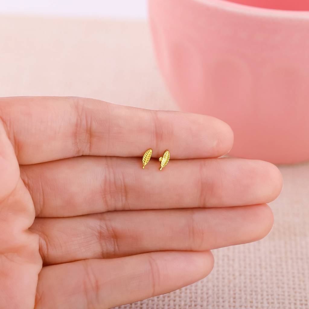 Golden Alluring Stud Earrings : ER0599
