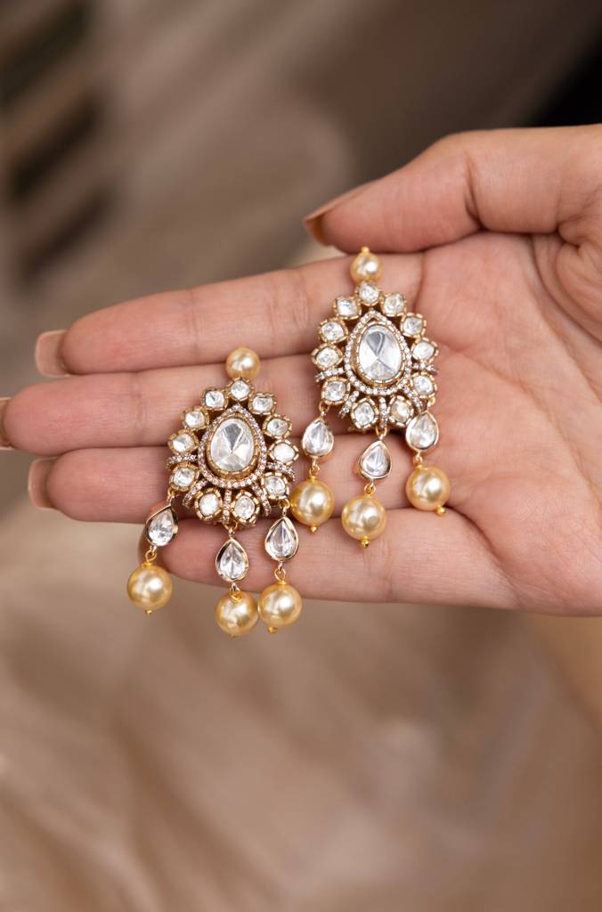 Hrida Earrings : ERAAPR10