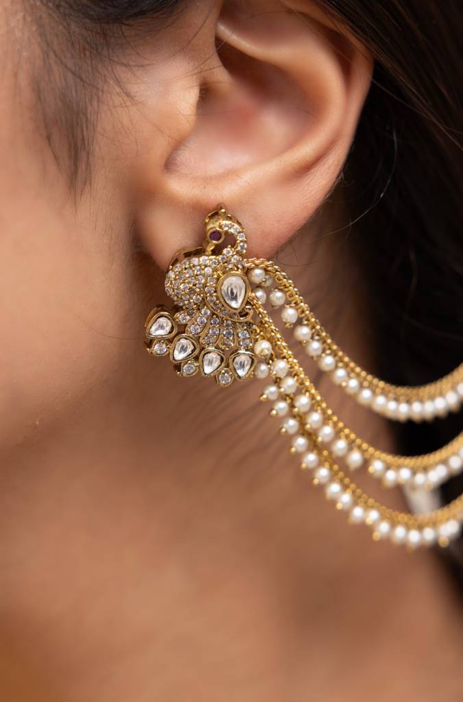 Teeraya Earrings : ERAAPR34