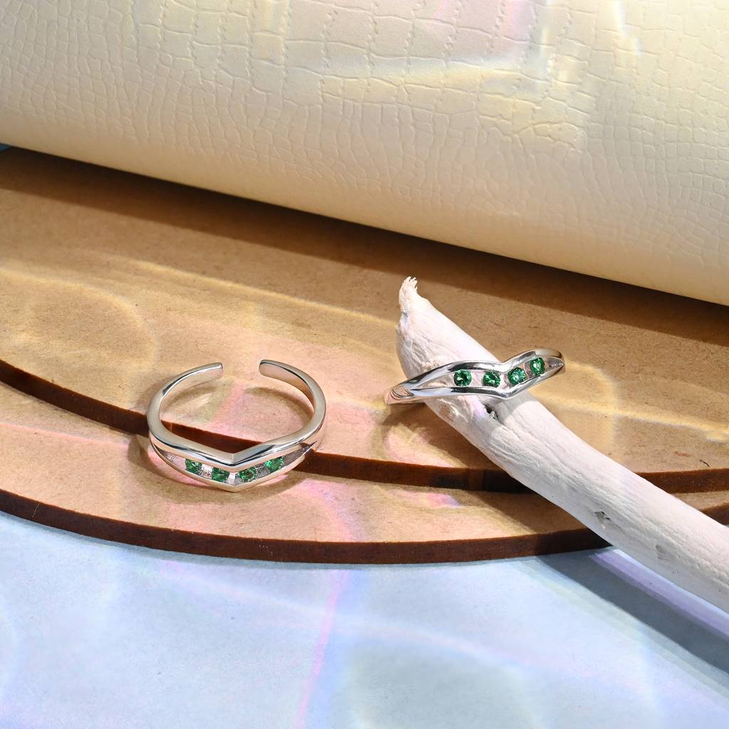 Sparkle Green Stone Toe Ring In Silver Color : ETR122