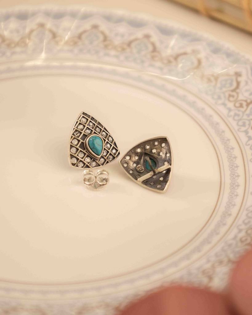 Essence Scintillating Turquoise Fine Stud Earring : SE7237