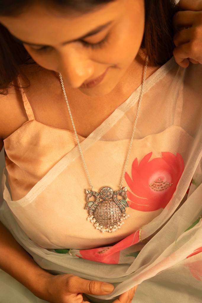 Essence Dual Peacock Pastel Tone Fine Necklace : SN2425