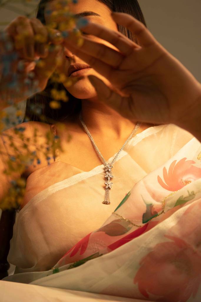 Essence Kundan Flower Sequence Chain Cluster Necklace : SN1325