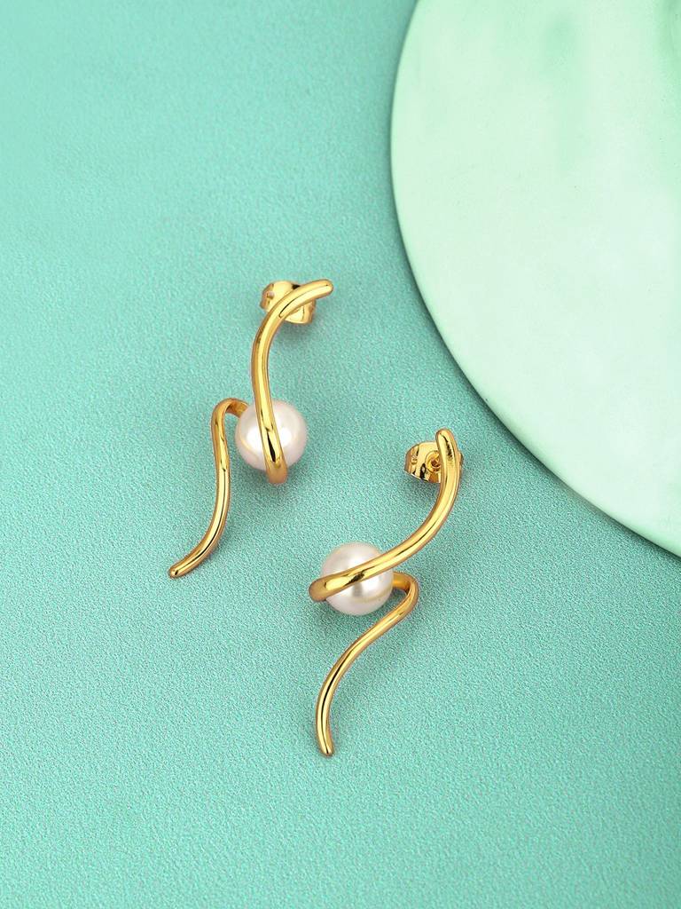 Women Gold-Plated Pearl-Studded Drop Earrings : FJE4427