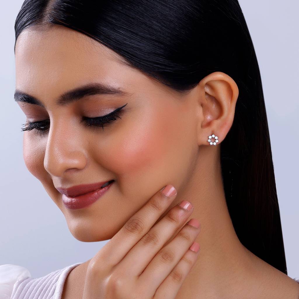 18K Gold Aureole Diamond Studs : GDLER0322