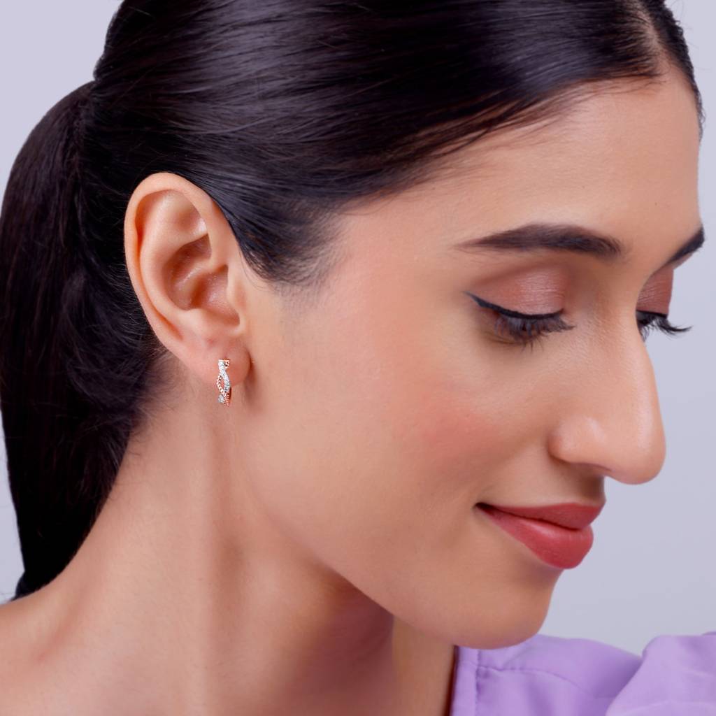 18K Gold Twist And Shine Diamond Hoop Earrings : GDLER0470