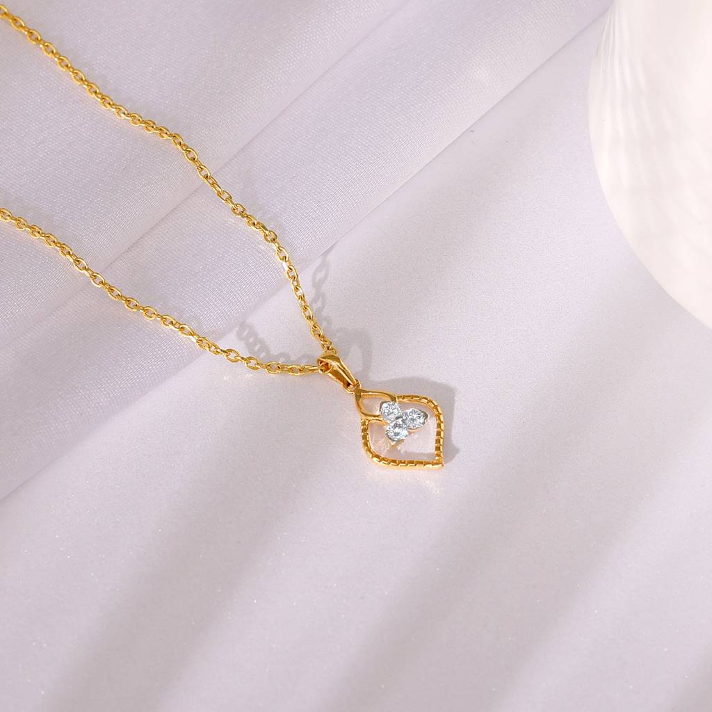 18K Gold Sparkling Clover Diamond Pendant : GDLPD0388
