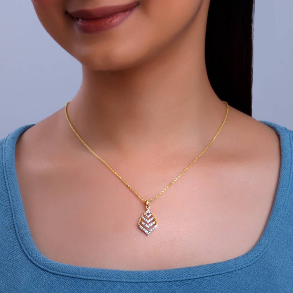 18K Gold Regal Diamond Pendant : GDLPD0413