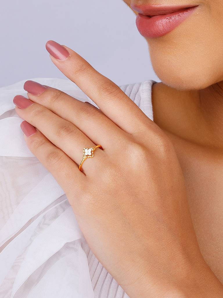 18K Yellow Gold Intricate Flower Diamond Ring : GDLR0217