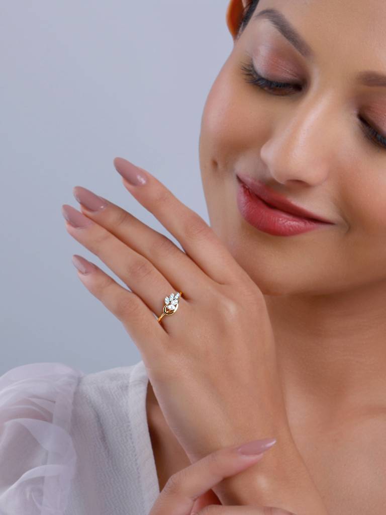 18K Yellow Gold Sparkling Leaf Diamond Ring : GDLR0380