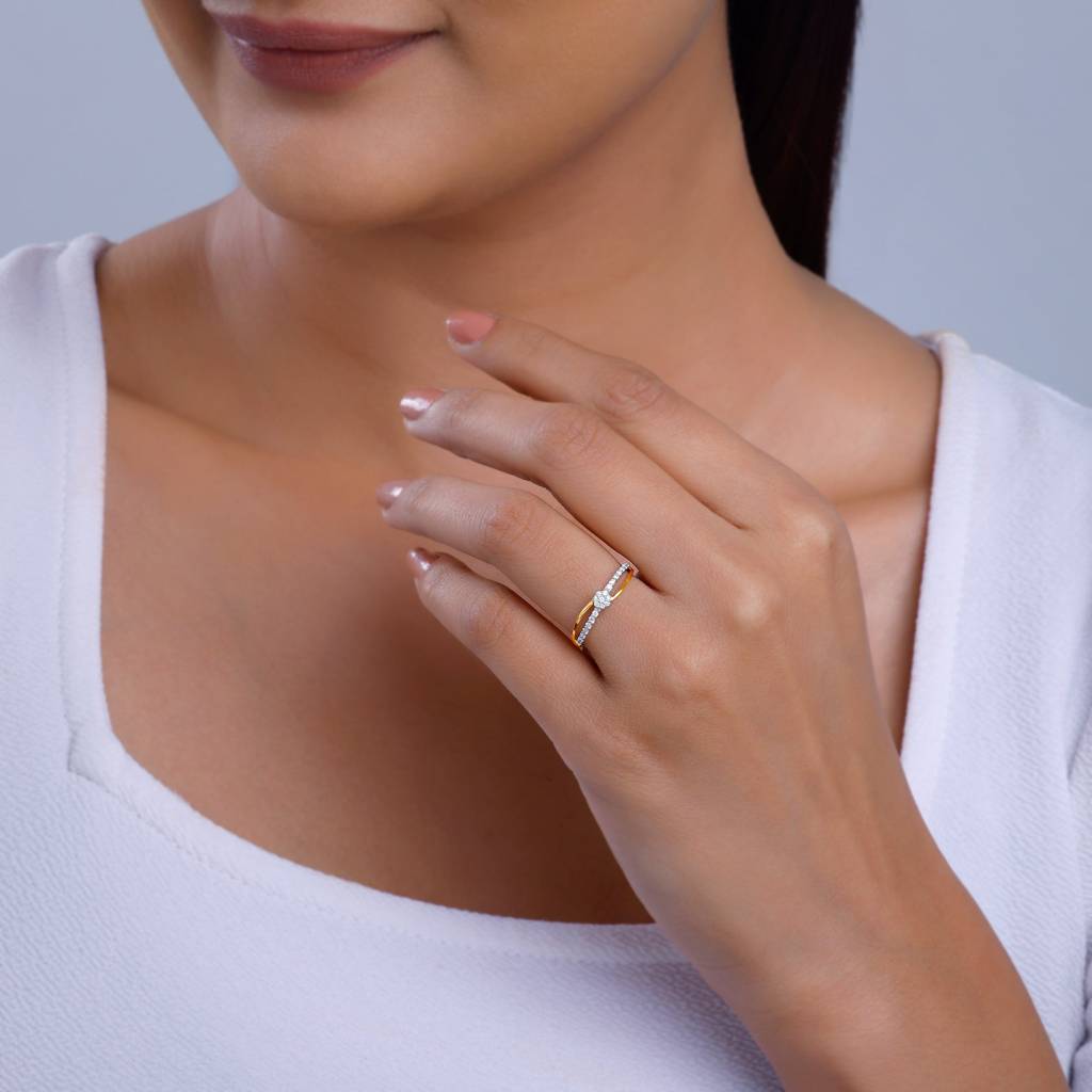 18K Gold And Diamond Wavy Ring : GDLR0498