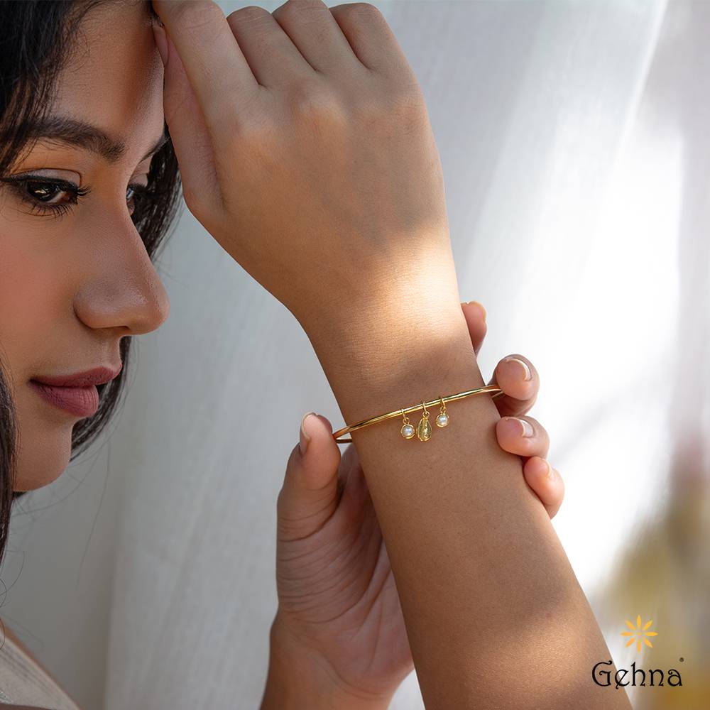 Oceanic Pearl & Cowrie Shell 18K Gold Flexible Bangle : GHCSBG-7152