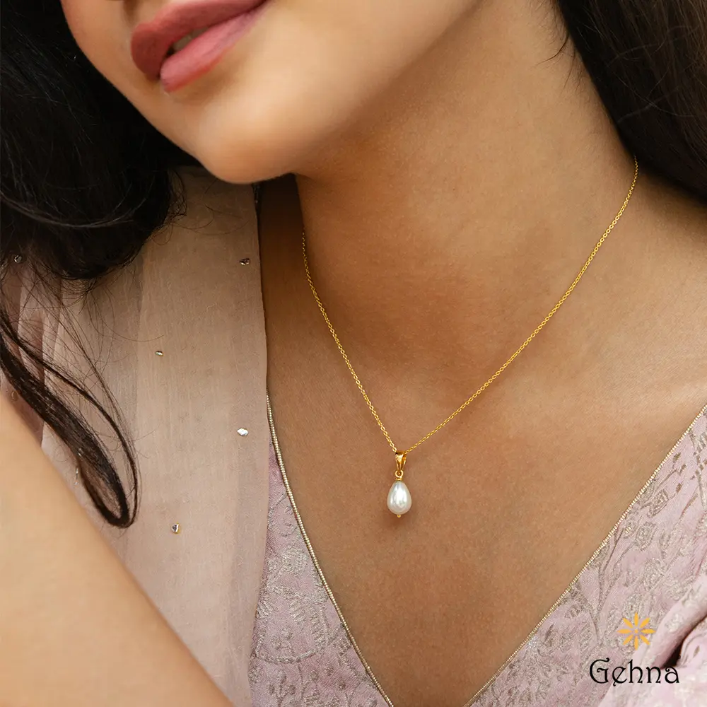 Lustrous Pearl 18K Gold Pendant : GHCUCSPE-6007