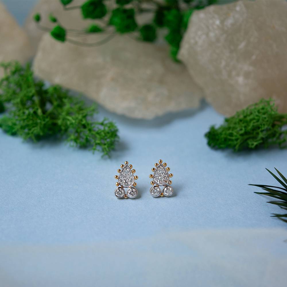 Traditional Diamond 18K Gold Stud Earrings : GHDIERVB-7310