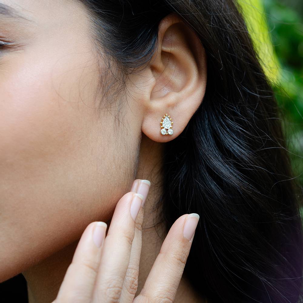 Traditional Diamond 18K Gold Stud Earrings : GHDIERVB-7310