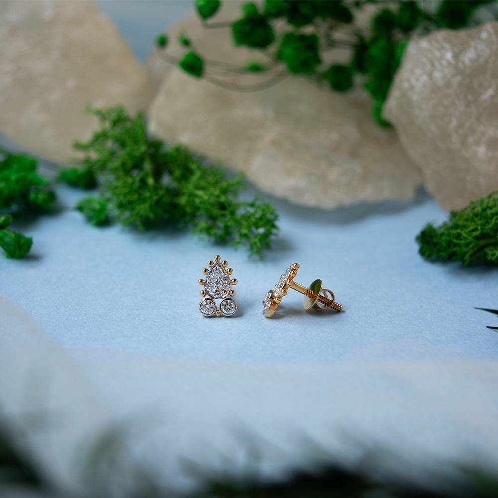 Traditional Diamond 18K Gold Stud Earrings : GHDIERVB-7310