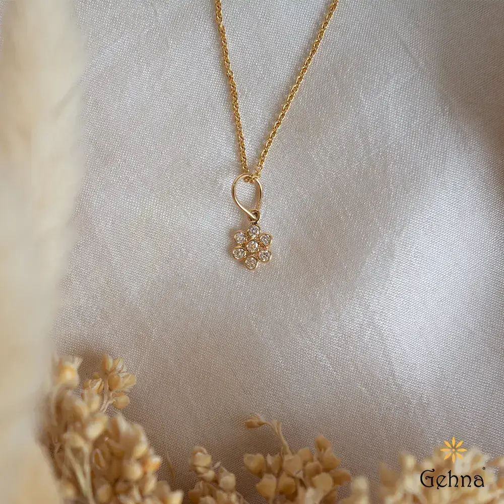 Engaging Diamond 18K Gold Charm Pendant : GHDIPERR-4271