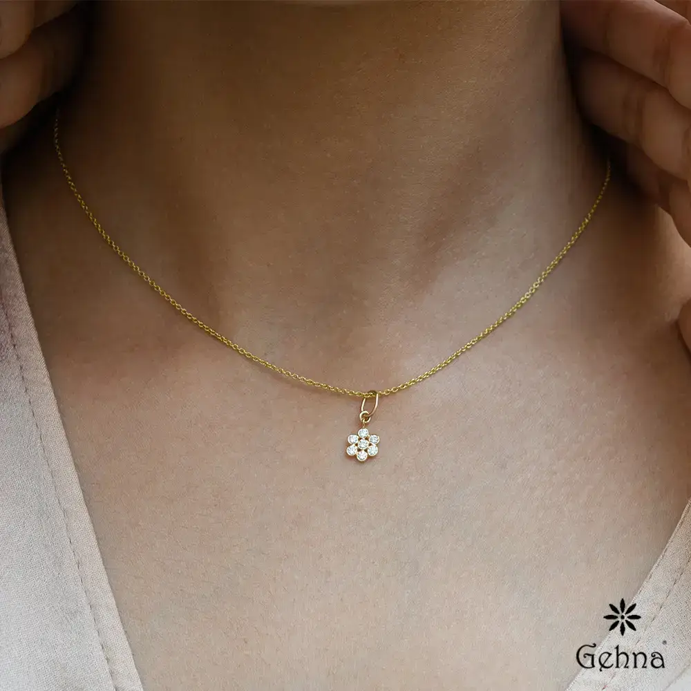 Engaging Diamond 18K Gold Charm Pendant : GHDIPERR-4271