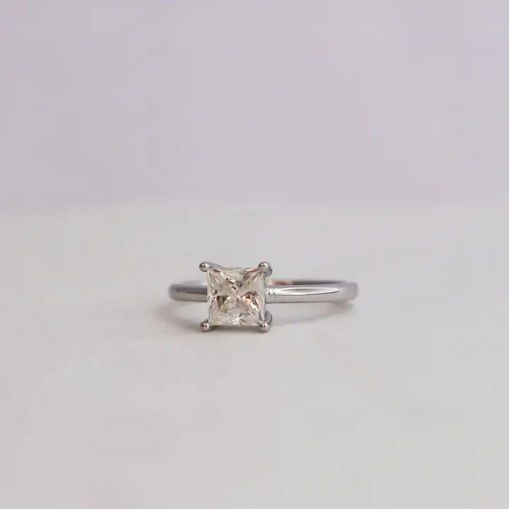 Jazzy?S 1Ct Moissanite Solitaire Ring : GJRG0004