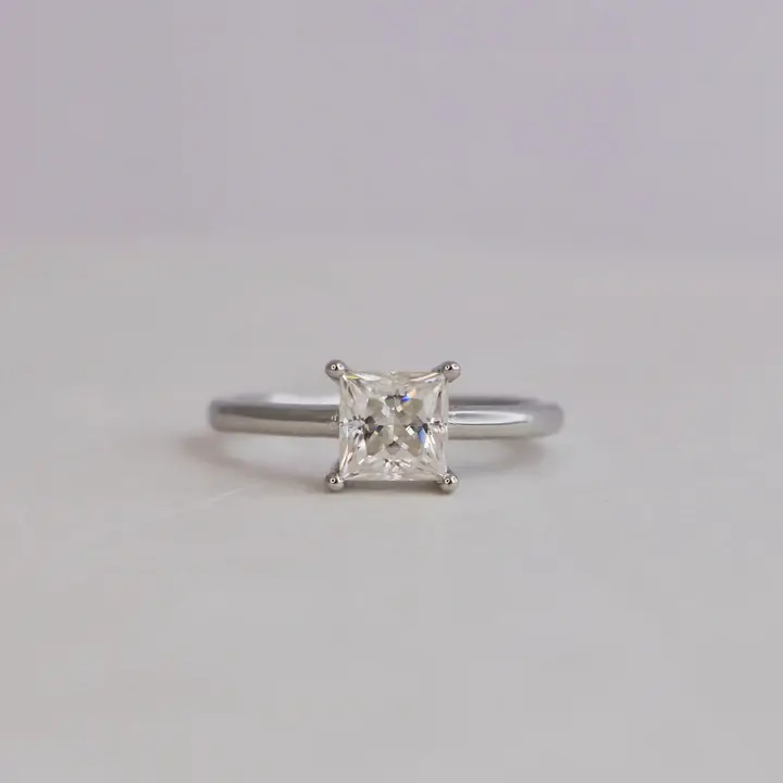 Jazzy?S 1Ct Moissanite Solitaire Ring : GJRG0004