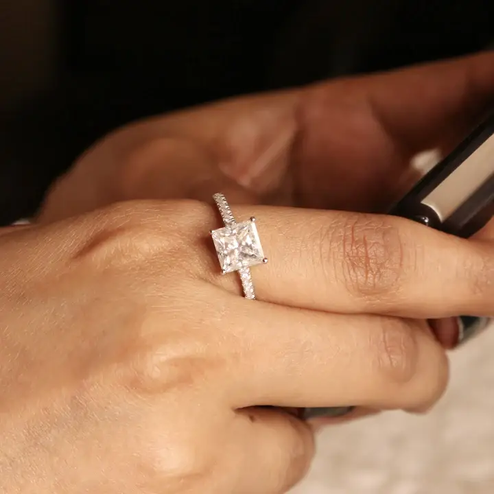 Charming Moissanite Engagement Ring : GJRG0011