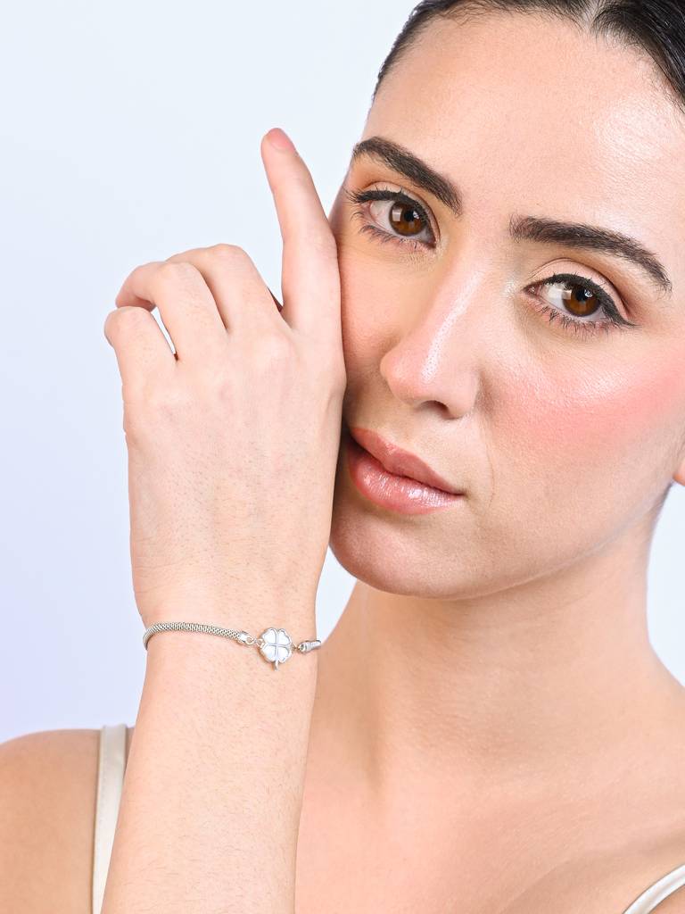 Silver-Toned Four-Leaf Clover Mesh Bracelet : GQLB1370
