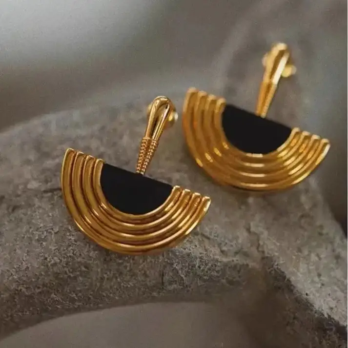 Classical Retro Black Earrings : NC0817
