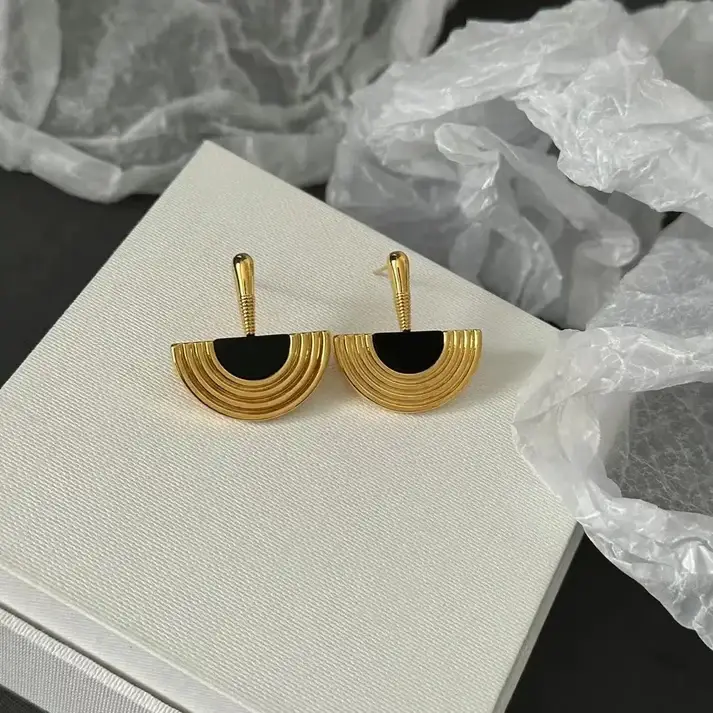 Classical Retro Black Earrings : NC0817