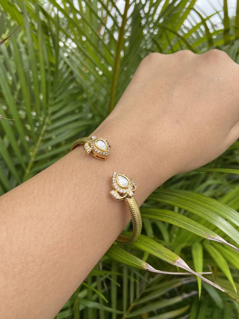 Kundan Flower And Zirconia Bracelet : IB009