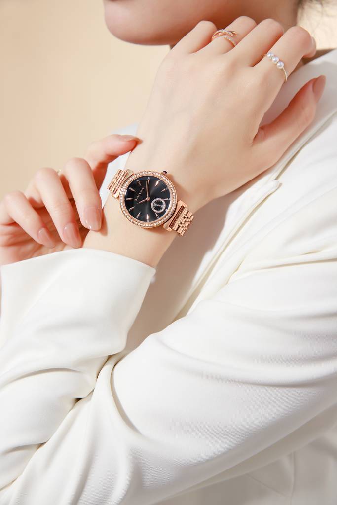 Giordano Fashion Watch For Women Â Diamond-Accented Bezel, Stainless Steel Strap, Elegant Round Dial, Quartz M : GZ-60090-33