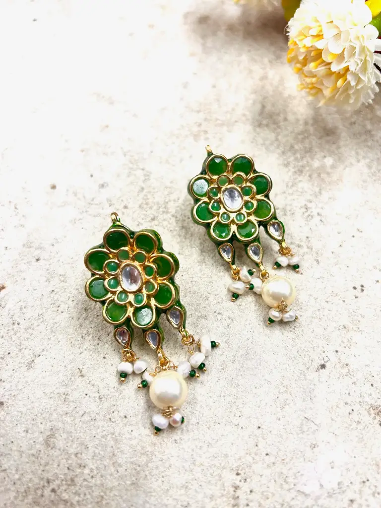 Aisha Emerald Green Kundan Earrings : GS2400067