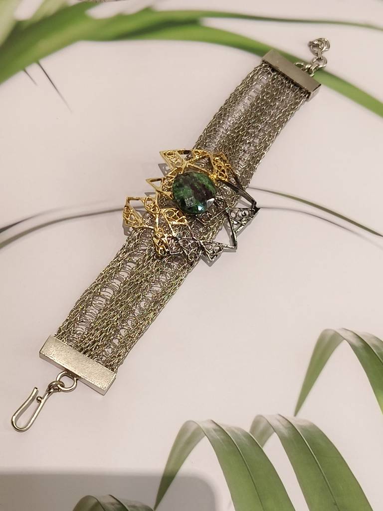 Titilating Triangle Bracelet : AA-3003